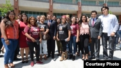 美国加州检察长贝塞拉(中间着西服者)和支持移民团体。