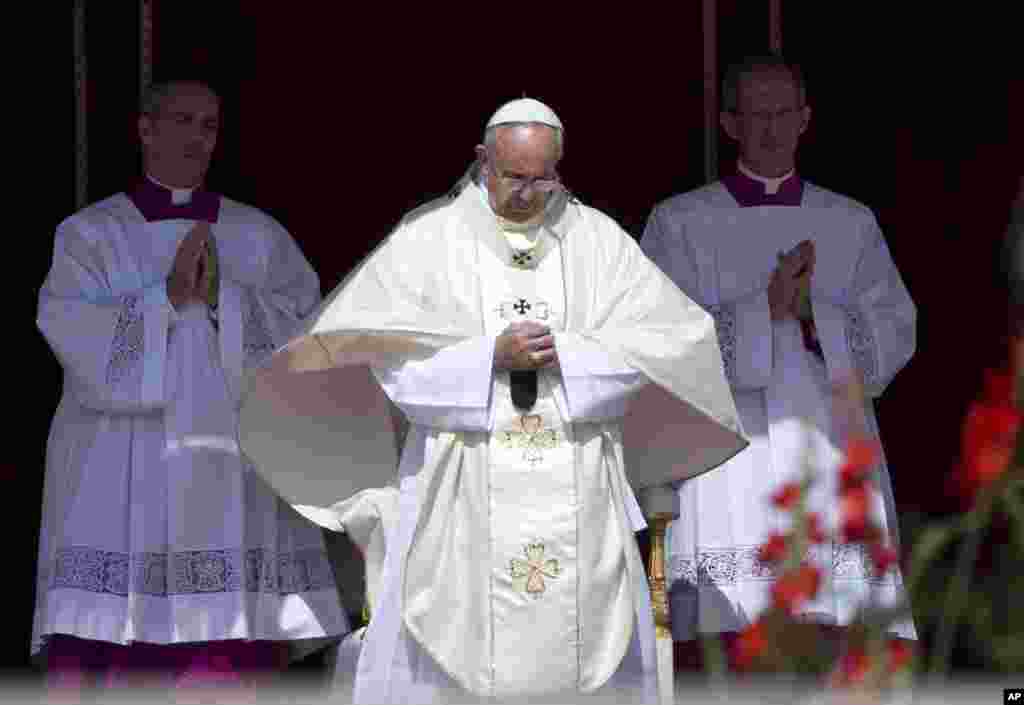 Pope Francis arrives to celebrate a canonization ceremony of four new saints in St. Peter's Square at the Vatican, May 17, 2015.