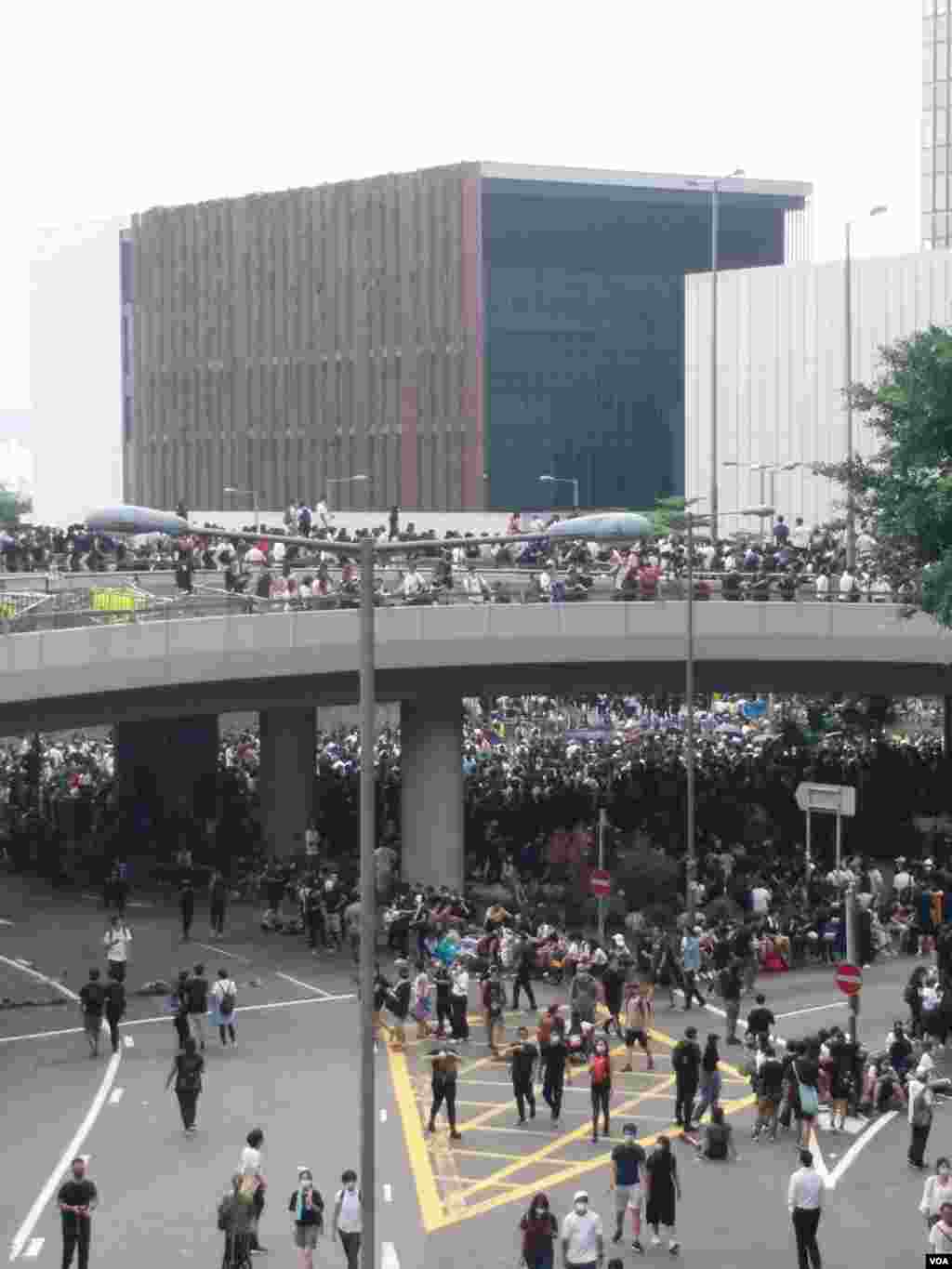 香港民众6月12日中午在金钟一带聚集抗议逃犯条例修订(香港市民提供)