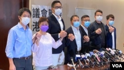 香港民主党7名立法会议员8月20日召开记者会宣布,将会委托有公信力的民调机构,作大型全港性取样民意调查,并举办最少一场大型辩论会,是否留任立法会议员。 (美国之音/汤惠芸)
