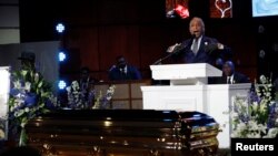 Mục sử Al Sharpton phát biểu tại buổi tưởng niệm George Floyd, chết vì ngạt thở trong lúc bị câu lưu, ở Minneapolis, Ảnh chụp ngày 4/6/2020. REUTERS/Lucas Jackson