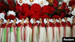 朝鲜艺术团体在平壤庆祝劳动党建党70周年。(2015年10月11日)