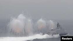 台湾海军在高雄基地外进行演练。(2016年1月27日)