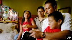 Dua anak keluarga Jose Aguilar otomatis menjadi warga negara AS karena dilahirkan di Callifornia, walaupun orang tua mereka adalah imigran asal Meksiko (foto: ilustrasi).