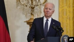 乔·拜登总统于 2021 年 7 月 15 日星期四在华盛顿白宫东厅与德国总理安格拉·默克尔举行的新闻发布会上听取了讲话。(美联社照片/苏珊·沃尔什)