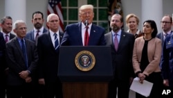 Tổng thống Donald Trump công bố tình trạng khẩn cấp quốc gia vì virus corona tại cuộc họp báo ở Vườn Hồng, ngày 13/3/20.