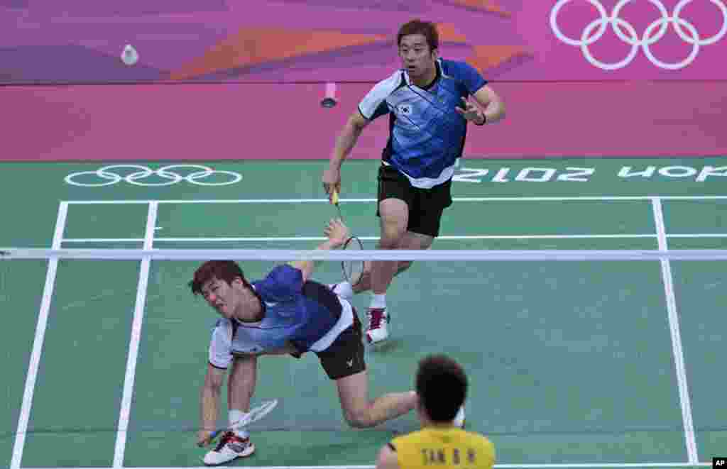 Cặp vận động viên Hàn Quốc Chung Jae-sung (phải) và Lee Yong-dae (trái) thi đấu ở nội dung cầu lông đôi nam với cặp vận động viên Malaysia Koo Kien Keat (không có trong ảnh) và Tan Boon Heon