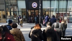 人们在北京三里屯刚刚开张的加拿大鹅牌旗舰店外排起长队。(2018年12月30日)