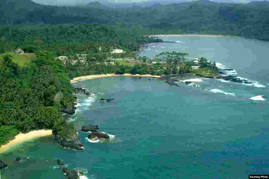 圣多美和普林西比首都圣多美岛的南港。这个国家位于西非,主要由岛屿组成,面积1001平方公里,人口20万多一些,是世界上最低度开发的国家之一。该国家本来是葡萄牙的殖民地,在1975年独立,然后很快就和中国建交。不过两年后,圣多美和普林西比同台湾建交,于是中国宣布中止与圣普的关系。2016年12月21日,圣普同台湾断交。