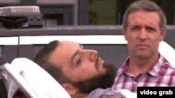 Nghi can Ahmad Rahami nằm trên cáng cứu thương sau khi bị bắt giữ hôm 19/9.