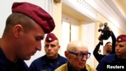 5月13日,前共产党高官比斯库在布达佩斯的法庭上