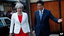 日本首相安倍(右)与到访的英国首相特蕾莎·梅举行会晤。(2017年8月30日)
