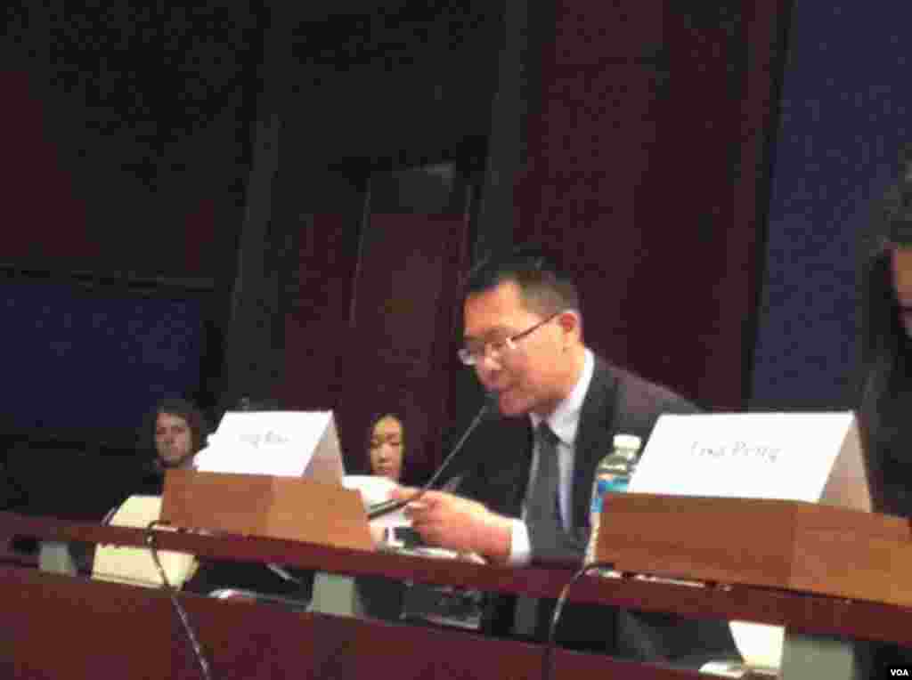 中国维权律师滕彪在国会作证。他说,26年过去了,屠杀并未在1989年停止(美国之音杨晨拍摄)