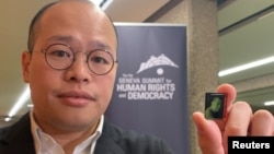 2025年2月17日,香港民主派人士、传媒大亨黎智英的兒子黎崇恩(Sebastien Lai)在出席瑞士举行的第17届日内瓦人权与民主峰会前手持印有其父亲肖像的别针。