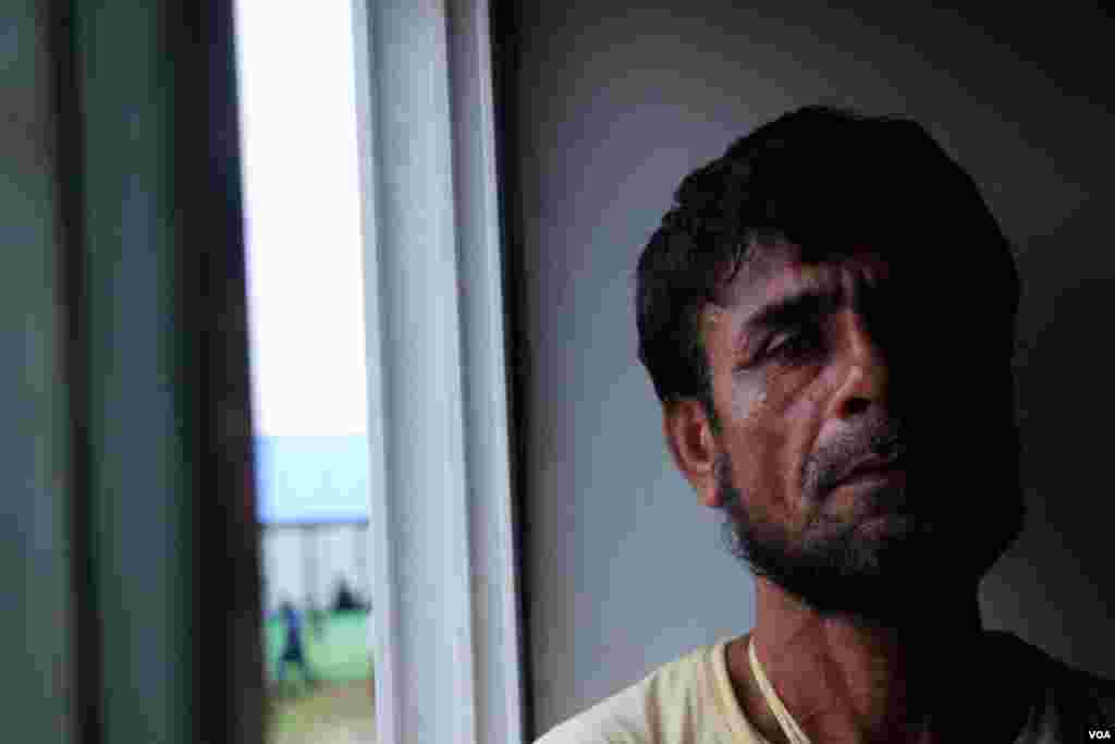 မလေးရှားဘက်ထွက်ပြေးရာက လှေမှောက်ခဲ့တဲ့ ဒုက္ခသည် ၁၀၄ ဦးကို မြန်မာအစိုးရအာဏာပိုင်များက စောင့်ရှာက်ထားပုံ။