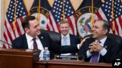 资料照片:2023年2月28日,国会众议院美国和中共战略竞争特设委员会主席加拉格尔议员(左)与资深成员克里希纳莫提(右)在国会山的一场活动中。(美联社照片)