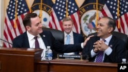 资料照:美国国会众议院美国和中共战略竞争特设委员会主席麦克·加拉格尔(左)和首席民主党议员拉贾·克里希纳莫提2023年2月28日在国会山上召开的听证会交谈。(美联社)