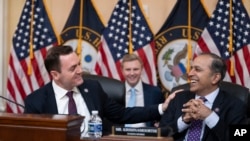 资料照片:众议院美国与中国共产党战略竞争特设委员会主席、共和党众议员加拉格尔与委员会资深成员、民主党众议员克里希纳莫提在工作中交谈。(2023年2月28日)