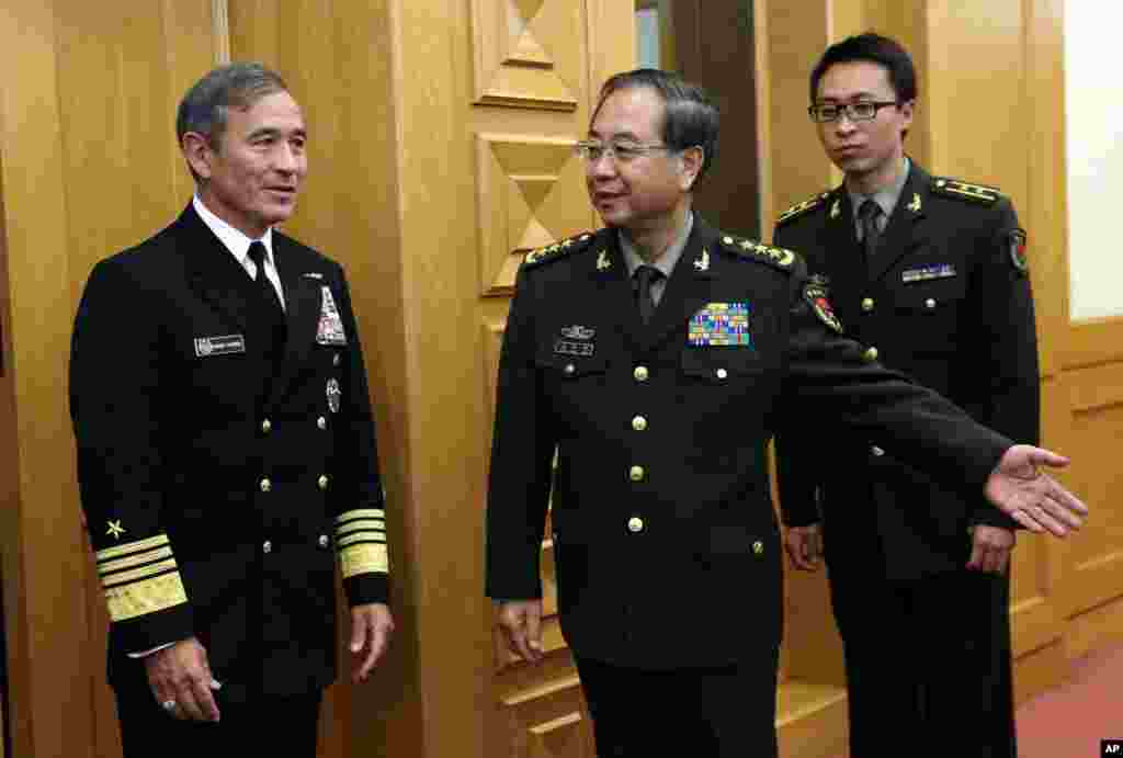 美国海军上将哈里斯(左)在北京八一大楼会见中国军队总参谋长房峰辉将军(中)(2015年3月11日)