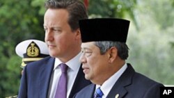 Tổng thống Indonesia Susilo Bambang Yudhoyono (phải) chào đón Thủ tướng Anh David Cameron ở Jakarta, 11/4/2012