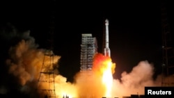 载着两颗北斗-3卫星的运载火箭从西昌卫星发射基地升空。(2017年11月5日)