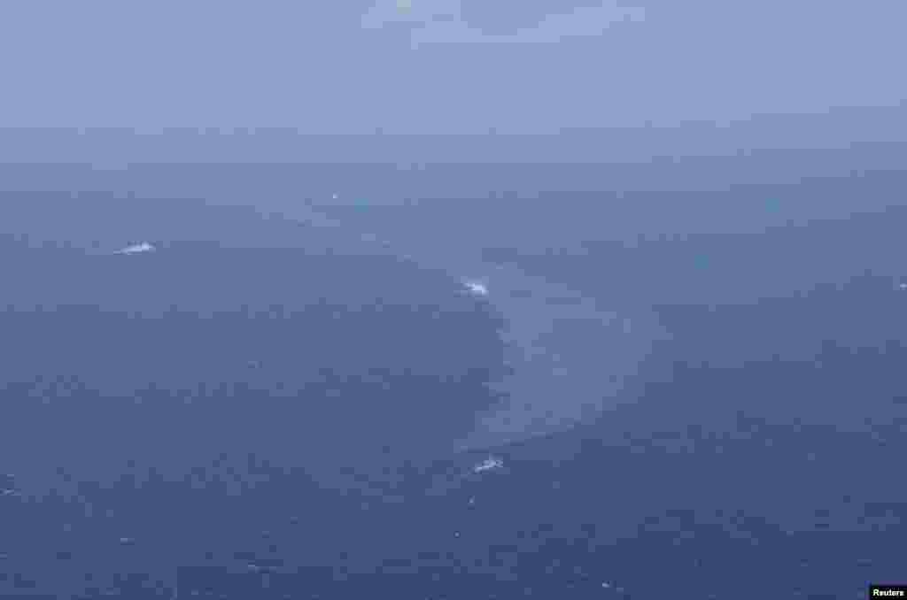 日本海岸警卫队提供的照片显示,从沉没的伊朗油轮桑吉号泄露出来的石油在东中国海上漂浮(2018年1月16日)。人们仍然担心这可能对海床和周边海域造成重大污染。法广的法语记者在上海报道说,从天空往下看,爆炸沉没的桑吉号在海面上形成的巨大油污规模有巴黎那么大。中国海事部门说,面积超过100平方公里。