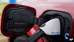 资料照片:2024年3月8日,一辆2023年福特野马Mach-E在俄亥俄州伦敦的一个电动汽车充电站充电。(美联社照片)