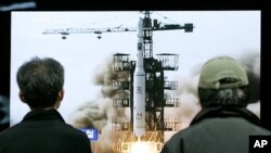 Dân chúng Hàn quốc xem truyền hình về vụ phóng tên lửa của Bắc Triều Tiên ở ri-Musudan tại một nhà ga xe lửa ở Seoul, ngày 7/4/2009. Cả hai vụ phóng không gian của Bắc Triều Tiên trước đây đều thất bại