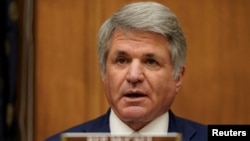 资料照片:共和党众议员麦考尔在众议院外交委员会的听证会上质询美国国务卿布林肯。(2021年3月10日)