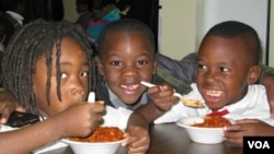 华盛顿一个学习中心的儿童每天晚上享用中央厨房提供的晚餐(美国之音斯格布尔拍摄)
