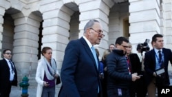 参议院少数党领袖舒默在白宫会晤了川普总统之后在国会山对记者讲话。(2018年1月19日)