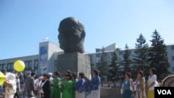 俄罗斯到处都有列宁像。离贝加尔湖不远的乌拉伍德市中心列宁像,是世界上最大的列宁头颅塑像。