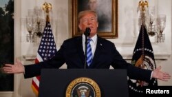 TT Hoa Kỳ Donald Trump thông báo ý định rút ra khỏi Thảo thuận Hạt nhân với Iran tại Phòng Ngoại giao thuộc Toà Bạch Ốc, hôm 08/05/2018.