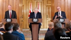 Thủ tướng Anh Boris Johnson, ông Chris Whitty, và ông Patrick Vallance, tại cuộc họp báo ngày 3/3/2020.