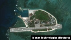 Maxar Technologies2024年11月25日拍摄的卫星图像显示了在南中国海斯普拉特利群岛(Spratly Islands,中国称南沙群岛)的铁峙岛(Thitu Island,中国称中业岛) 的全岛图景。