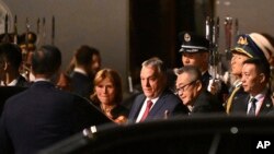 匈牙利总理维克多·奥尔班 (Viktor Orban,中)2023年10月抵达北京出席一带一路论坛。(美联社)