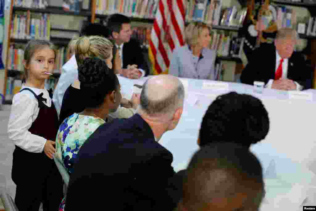 美国总统唐纳德·川普,他的外孙女阿拉贝拉·库什纳与阿拉贝拉的母亲伊万卡·川普(Ivanka Trump)在美国佛罗里达州奥兰多的圣安德鲁天主教学校同学生家长和老师见面。(2017年3月3日)
