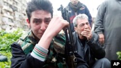 Phản ứng của các chiến binh Quân đội Tự do Syria khi 1 vị chỉ huy thiệt mạng trong trận chiến tại Bustan al Qasr, Aleppo, Syria, 1/3/2013