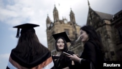 澳大利亚悉尼大学的国际学生参加毕业典礼。(2020年4月22日)