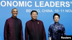 美国总统奥巴马与中国国家主席习近平及夫人彭丽媛在北京举行的欢迎宴会上合影。