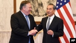 2018年10月8日中国外交部长王毅(右)在北京钓鱼台国宾馆会晤美国国务卿蓬佩奥