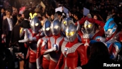 2014年10月23日东京国际电影节上日本电视连续剧角色“奥特曼”造型。(路透社资料照)