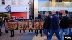 英国伦敦京士顿2022年1月9日出现港人组人链支持香港新闻自由(美国之音特约记者郑乐捷)