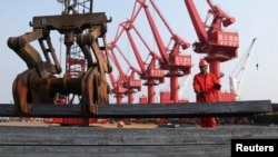 工人在江苏连云港把钢材装船出口(2013年6月4日)中国钢铁产能严重过剩