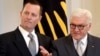Presiden Jerman Frank-Walter Steinmeier (kanan) saat menerima Duta Besar AS Richard Grenell di Berlin, 8 Mei 2018 lalu. 