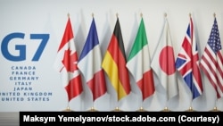 七国集团峰会国家的旗帜。