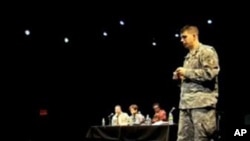 在战争剧场演出之后,军人们以市政会议的方式展开讨论