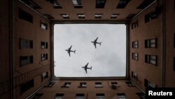 资料照片:俄罗斯伊尔-76军用运输机在庆祝第二次世界大战战胜纳粹德国75周年的飞行彩排中编队飞行在莫斯科上空。(路透社)