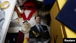 资料照:叙利亚反动派武装占领首都大马士革后,在总统府“人民宫”的一间房间里展示叙利亚总统巴沙尔·阿萨德的个人纪念品和阿萨德的照片。(2024年12月10日)