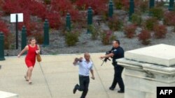 2013年10月3日美国国会附近发生枪击事件时,警察要附近的人赶快离开现场。